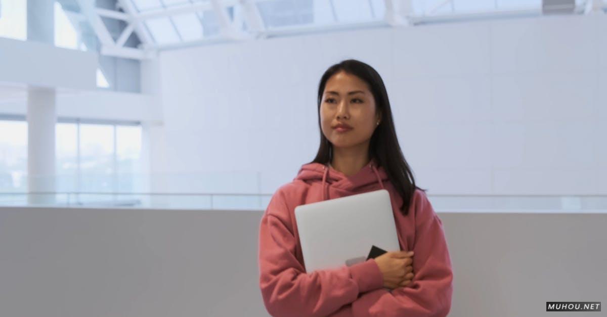 3044654|女士微笑着手持笔记本的CC0视频素材插图 3044654|女士微笑着手持笔记本的CC0视频素材插图