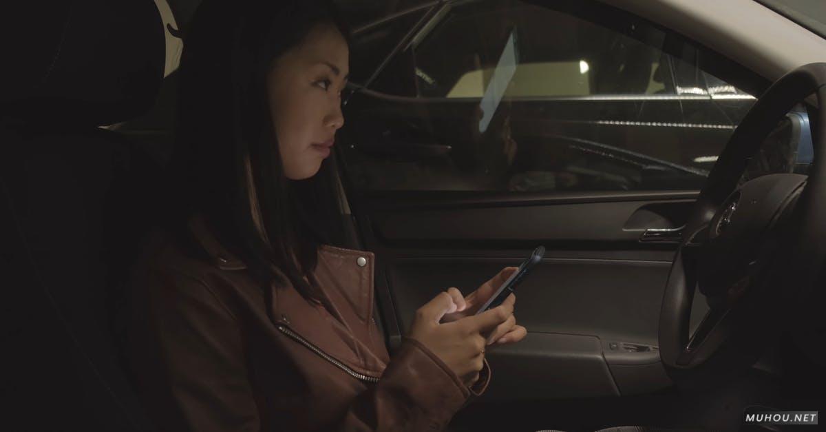 3048167|女人在车上停车场发信息4KCC0视频素材插图 3048167|女人在车上停车场发信息4KCC0视频素材插图