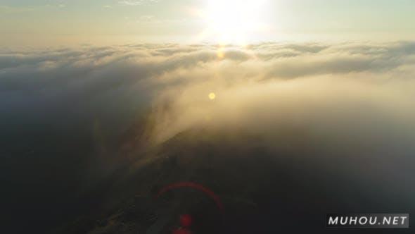 无人机在日出时飞过美丽的Cloudscape。云海上的天空4K实拍视频素材插图 无人机在日出时飞过美丽的Cloudscape。云海上的天空4K实拍视频素材插图