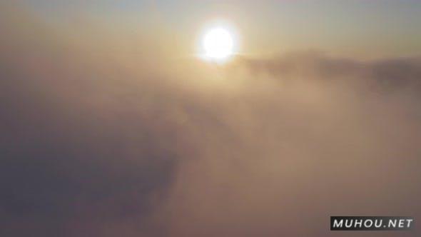 在日出时飞回美丽的金色阳光云海4K视频素材插图 在日出时飞回美丽的金色阳光云海4K视频素材插图