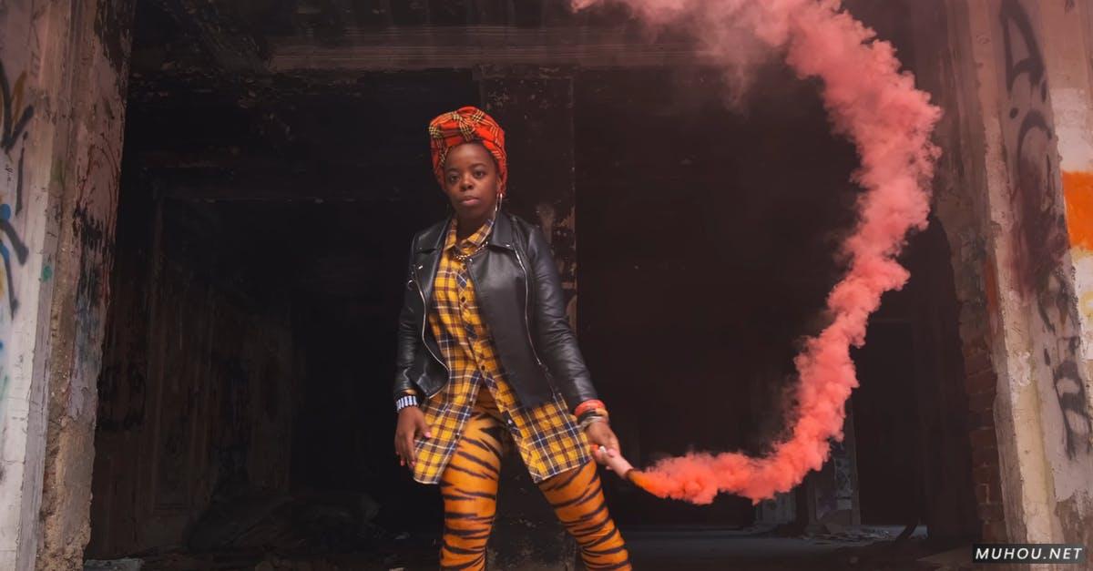 使用女人涂鸦烟雾4k高清CC0视频素材插图 使用女人涂鸦烟雾4k高清CC0视频素材插图