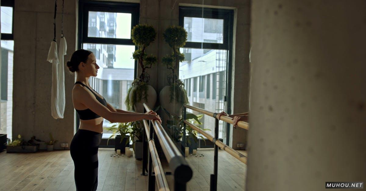 女孩在舞蹈教室瑜伽课练习4k高清CC0视频素材插图 女孩在舞蹈教室瑜伽课练习4k高清CC0视频素材插图