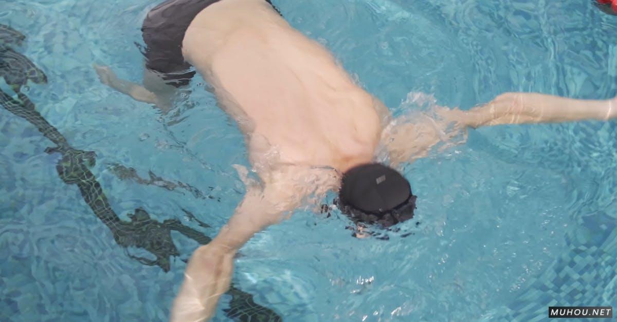 一个人在水中游泳高清CC0视频素材