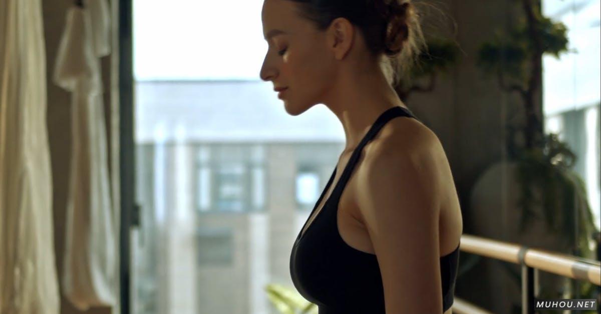 女人舞蹈瑜伽准备下腰4k高清CC0视频素材插图 女人舞蹈瑜伽准备下腰4k高清CC0视频素材插图