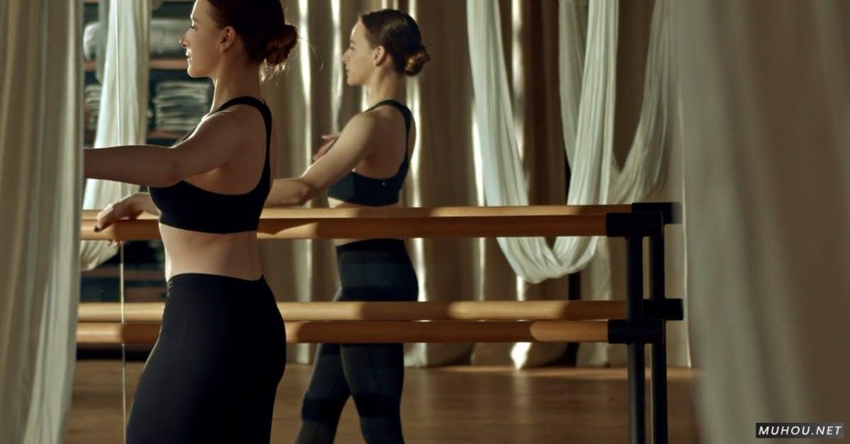 女人在舞蹈教室瑜伽练习4k 高清CC0视频素材插图 女人在舞蹈教室瑜伽练习4k 高清CC0视频素材插图