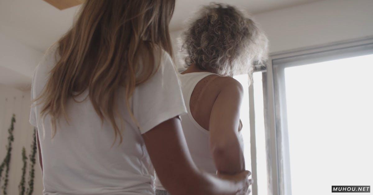 瑜伽教练帮助女人伸展自己的身体CC0视频素材插图 瑜伽教练帮助女人伸展自己的身体CC0视频素材插图