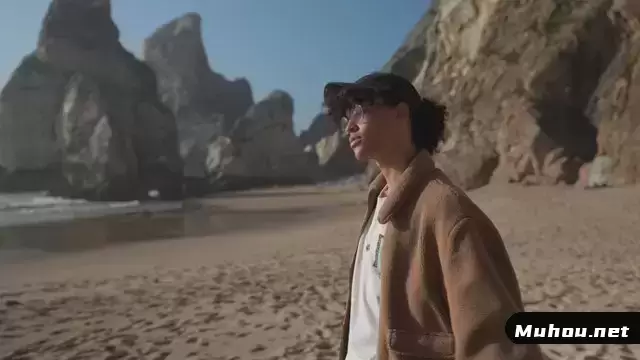 岩石海滩上的一个卷发男人视频素材插图 岩石海滩上的一个卷发男人视频素材插图