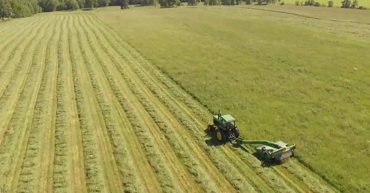 1560989|割草机收割草地航拍的CC0视频素材