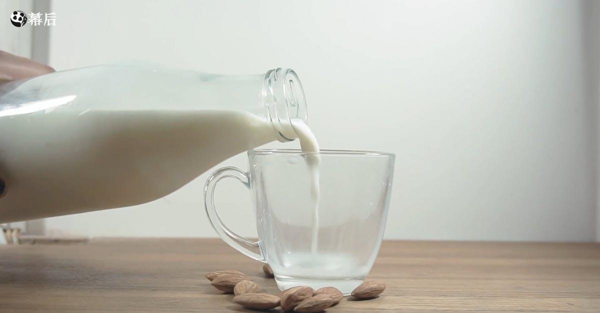 855303|瓶子中的牛奶和桌子上的杏仁食物CC0视频素材