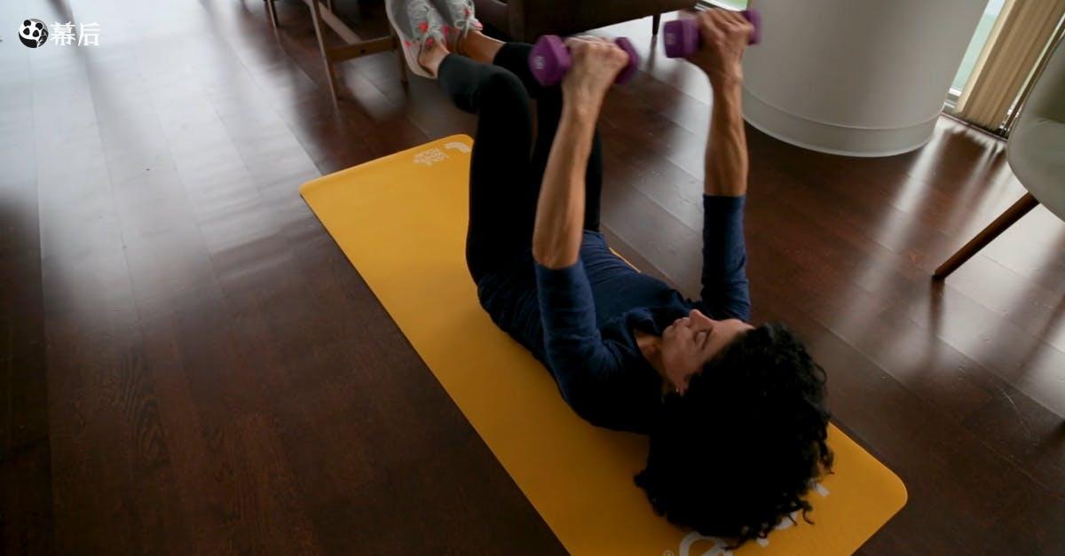 2376809|女性在瑜伽垫上运动健身慢镜头CC0视频素材插图