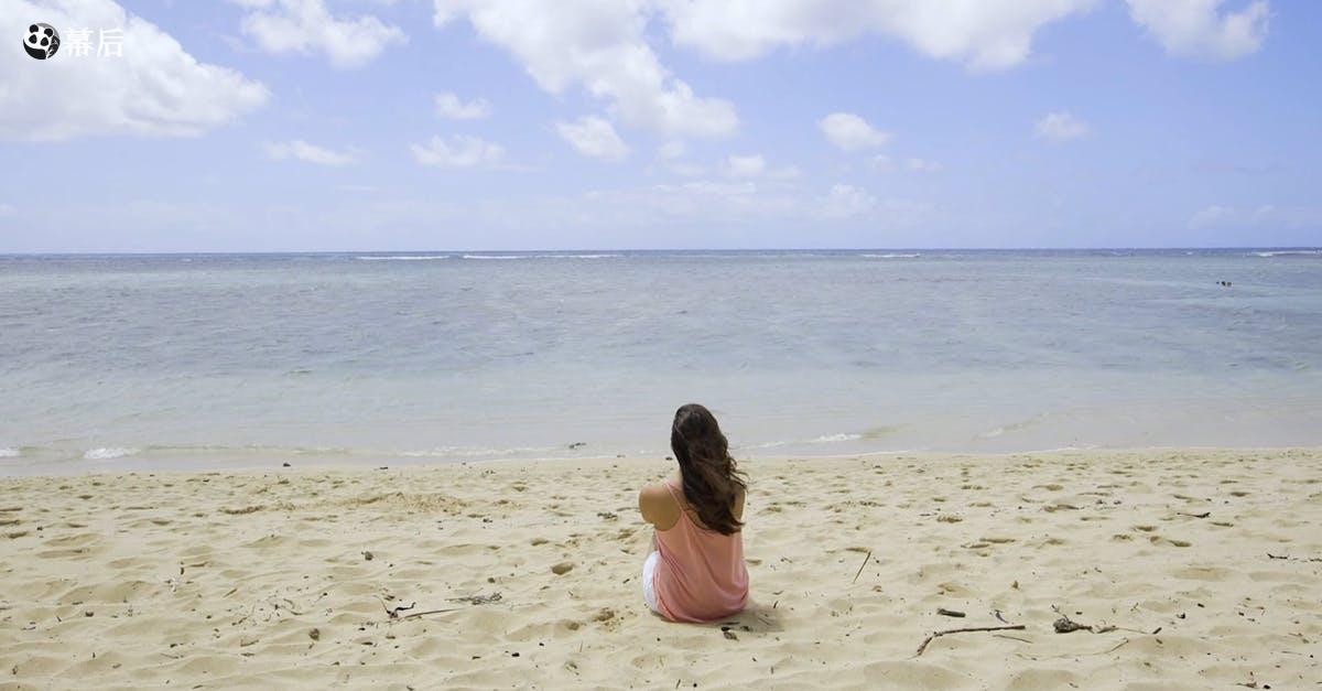 1093667|女人在海边沙滩上看海CC0视频素材插图