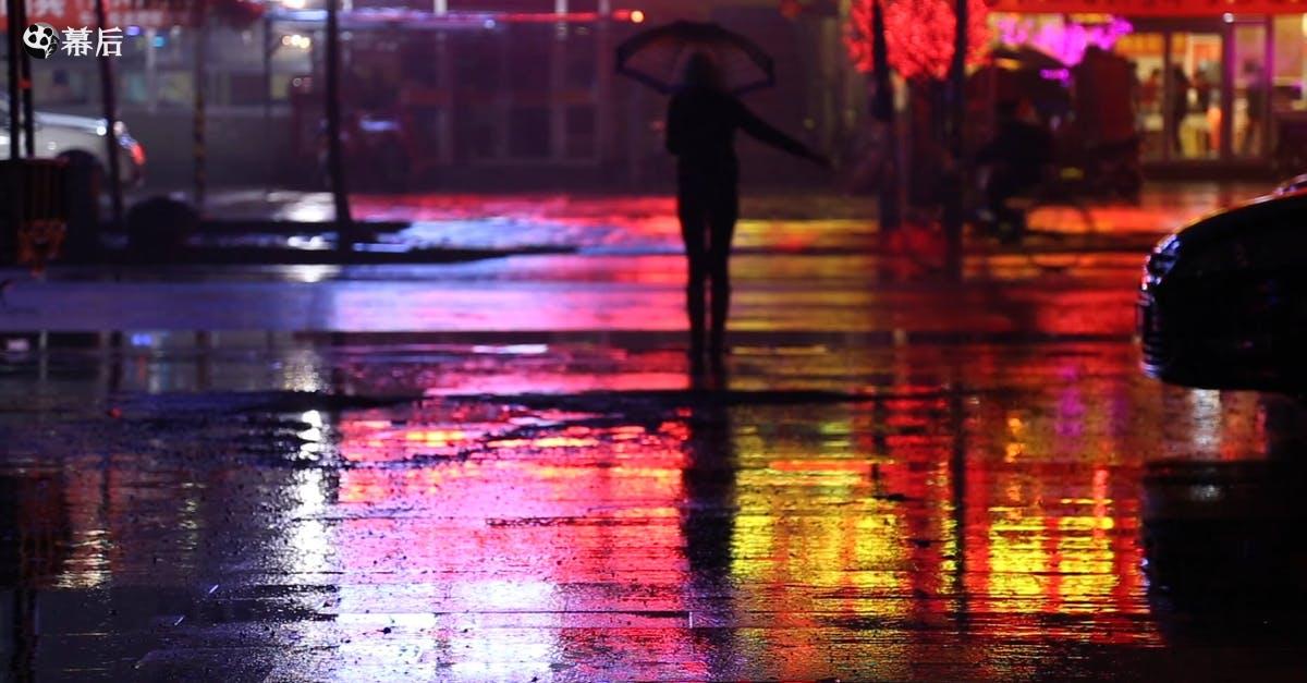 855433|下雨天湿热的地面女人背影CC0视频素材