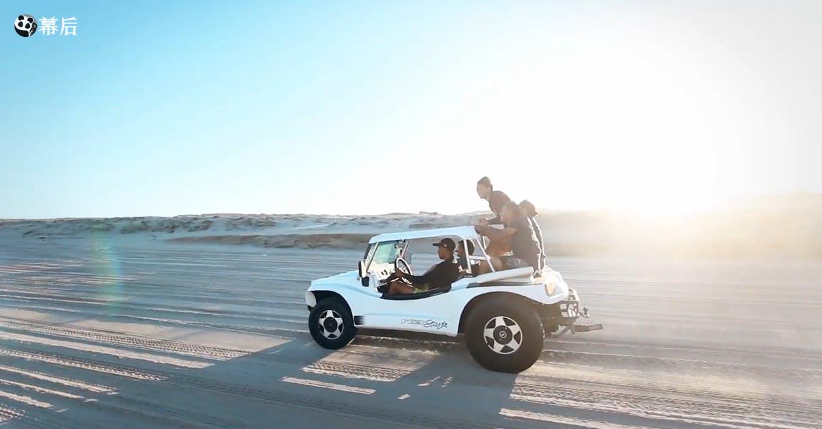 2099568|年轻人在公路赛车旅行CC0视频素材插图