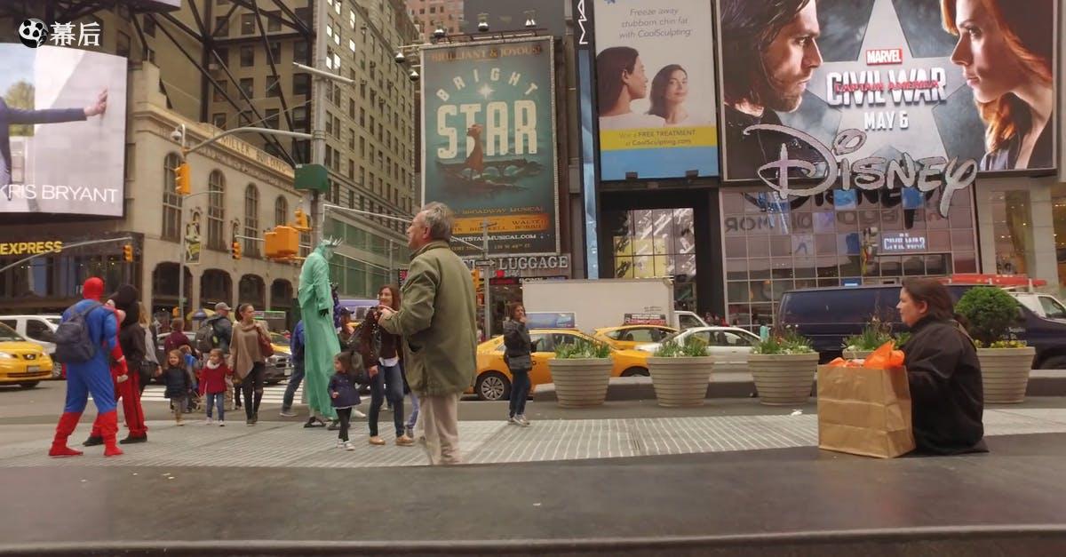 3029469|美国城市街道上的行人和迪士尼商店CC0视频素材插图