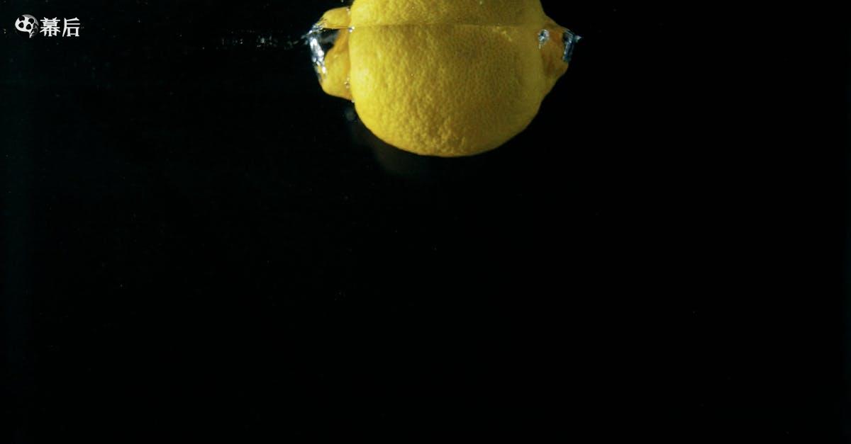 2583469|慢镜头拍摄柠檬落入水中4KCC0视频素材