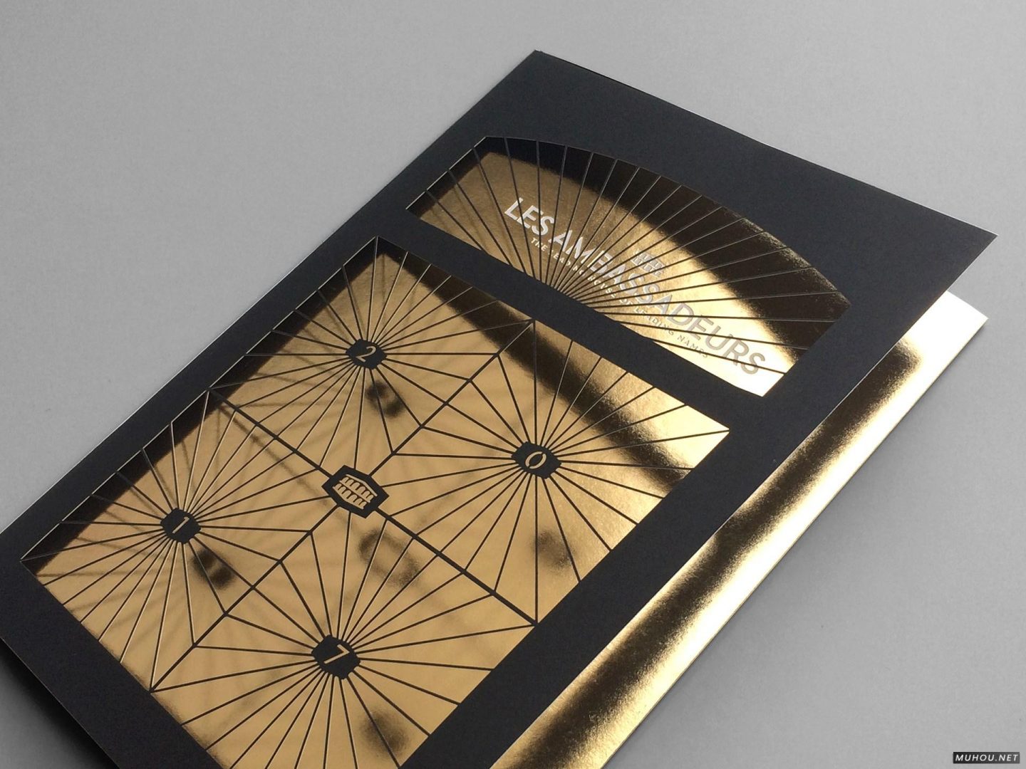 网格镂空印刷工艺海报书籍促销款邀请函扑克牌设计 [43P]