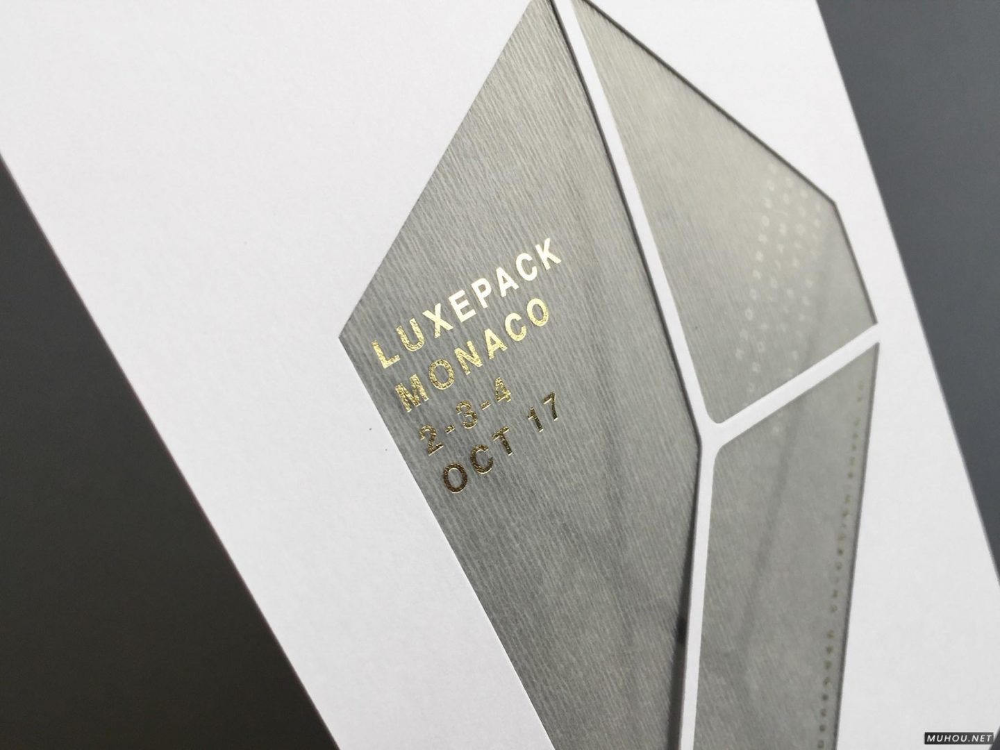 网格镂空印刷工艺海报书籍促销款邀请函扑克牌设计 [43P]