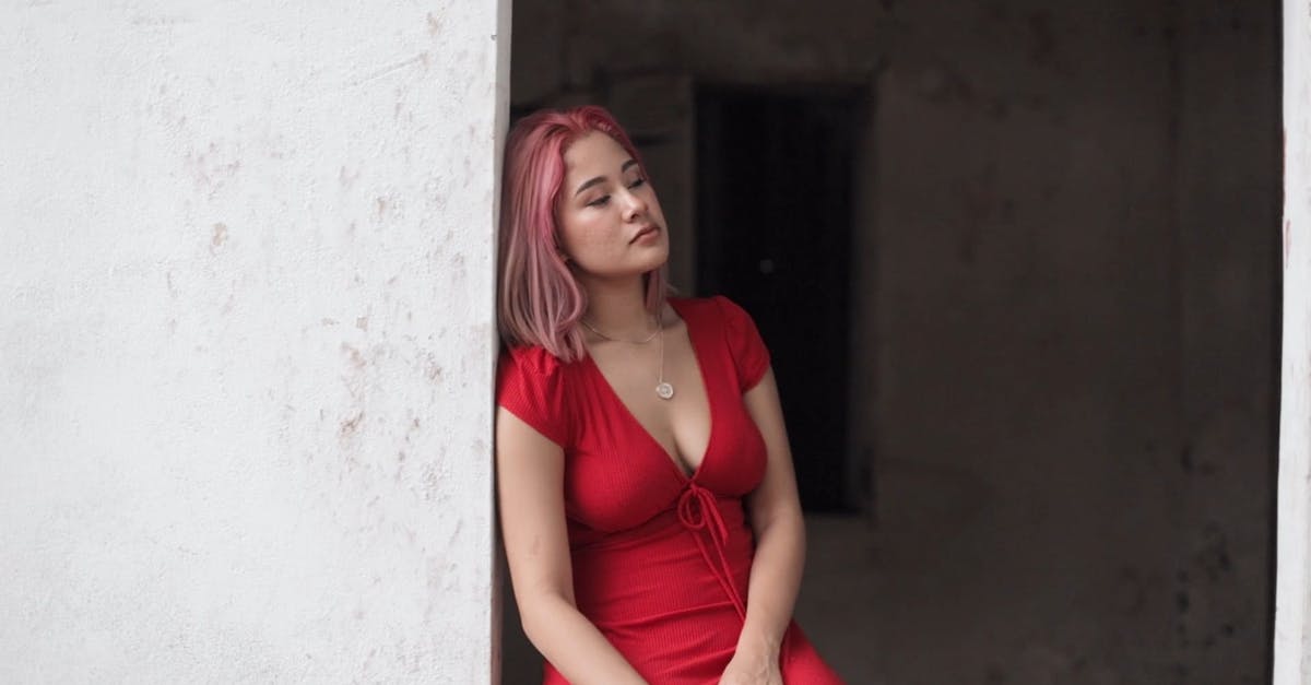 2183769|不快乐的红衣服女人CC0视频素材