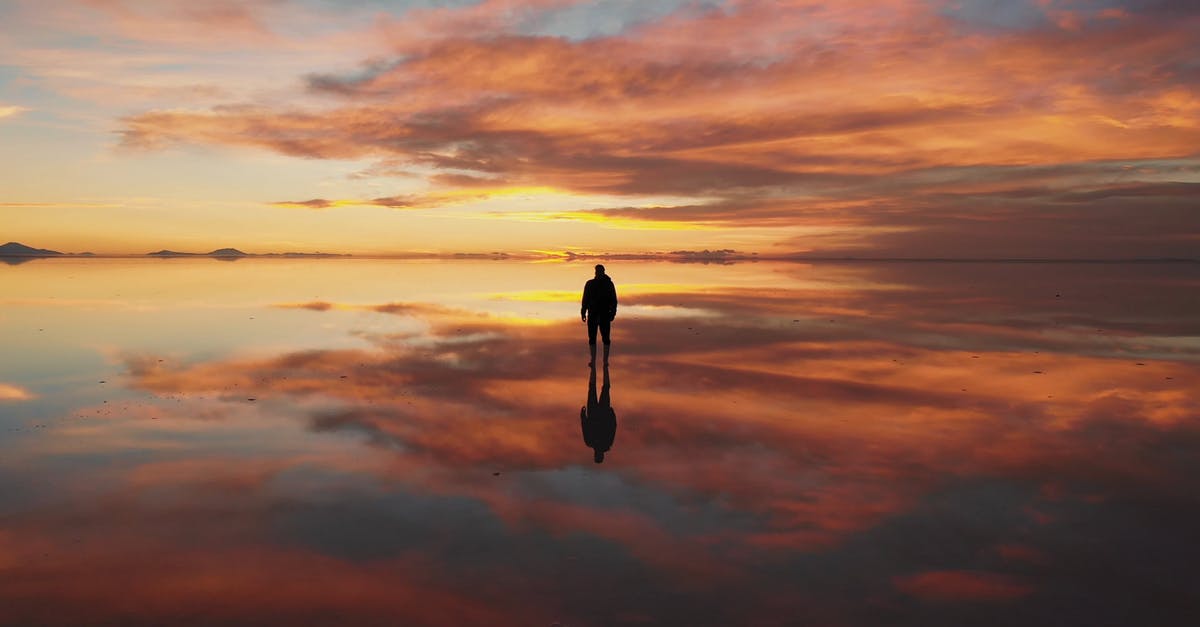 3222550|男人站在海面倒影火烧云天空4K航拍CC0视频素材插图