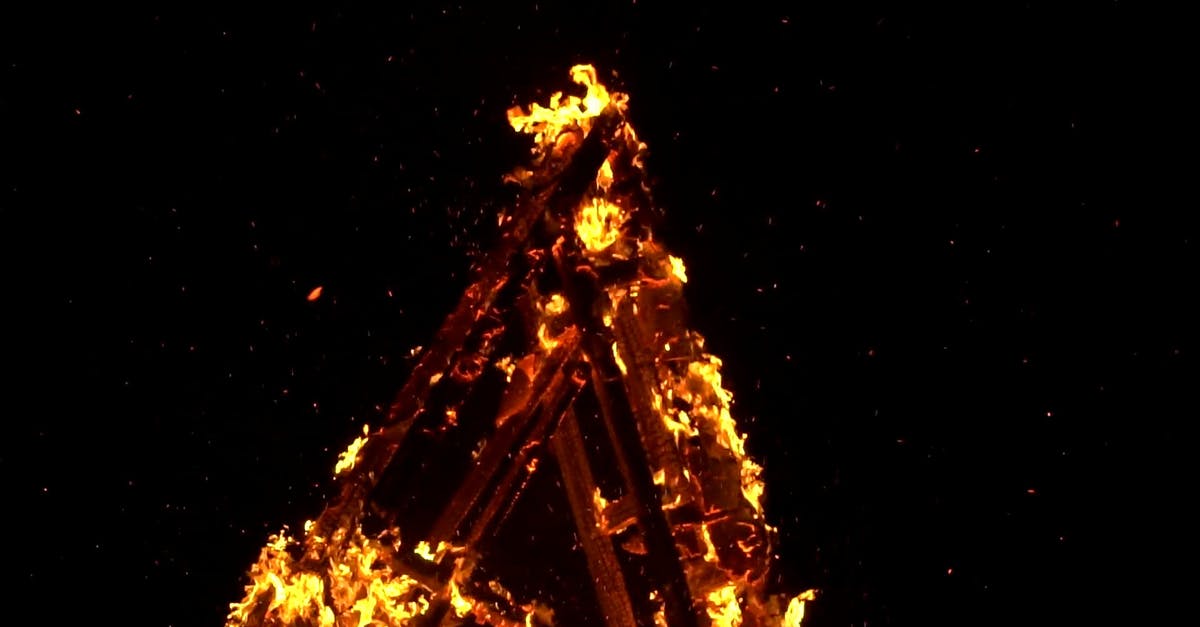 2590997|夜晚燃烧的木材堆火焰CC0视频素材