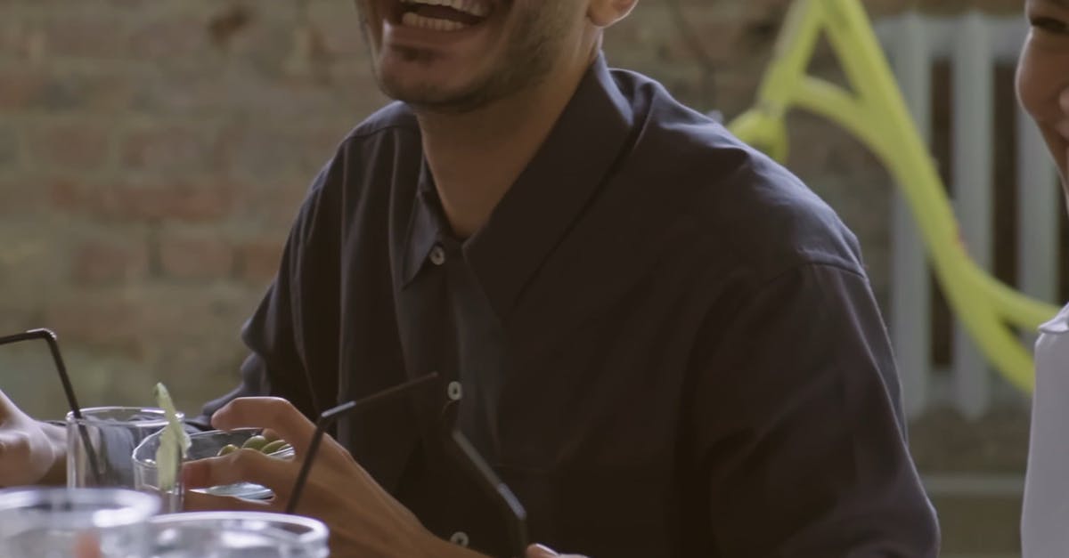 3256852|国外男人聚会开心笑慢镜头CC0视频素材（竖屏4K）插图