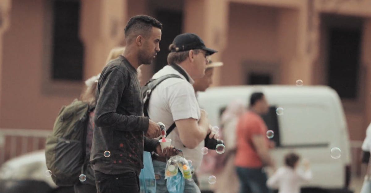 3018501|男人出售玩具玩泡泡机CC0视频素材插图