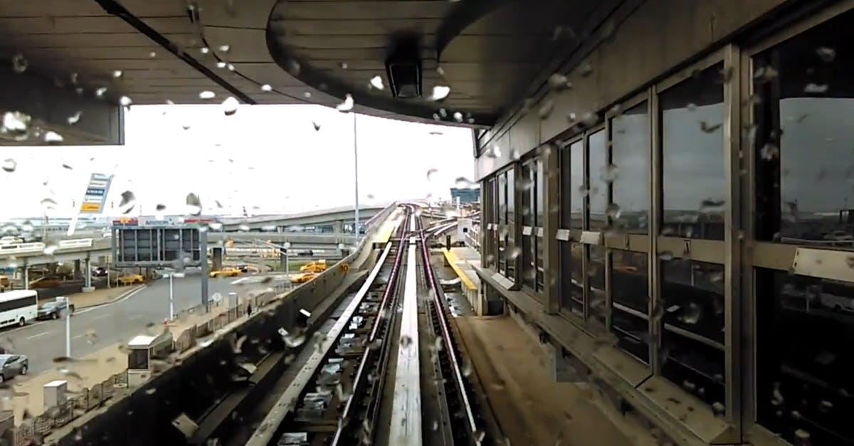 1225036|下雨天的机场轻轨延时CC0视频素材插图