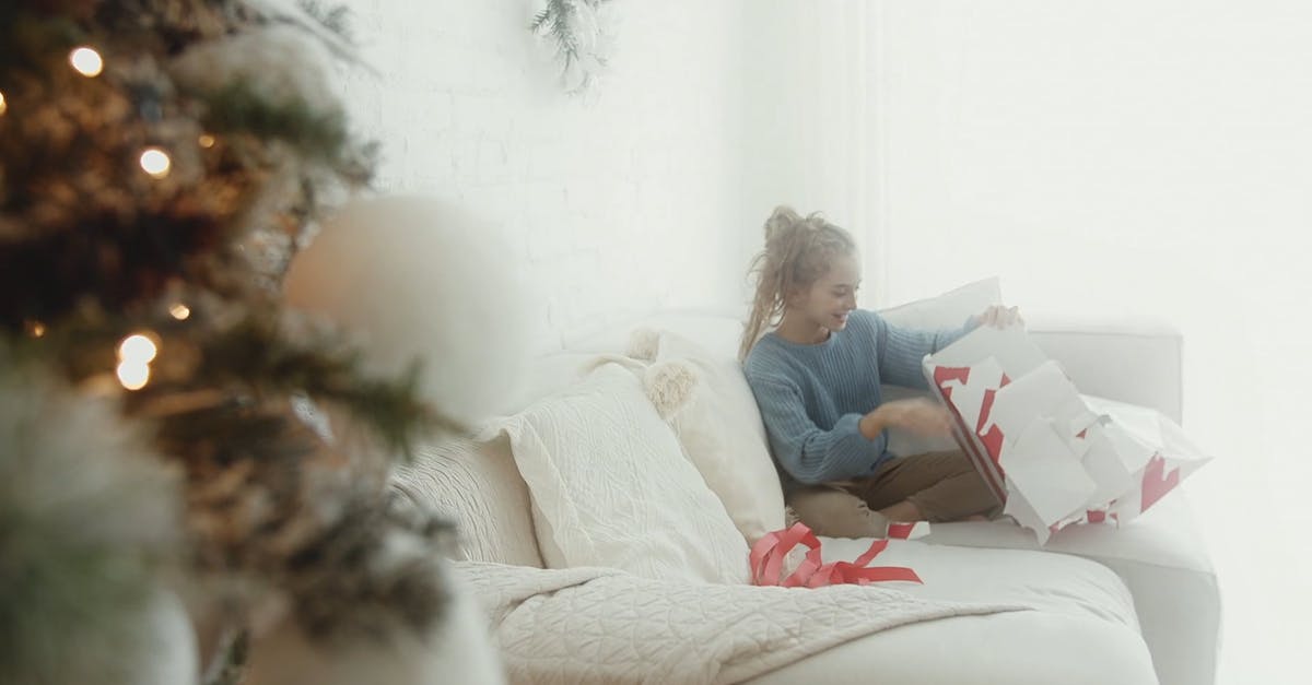 3197531|圣诞节女生收到礼物慢镜头CC0视频素材插图