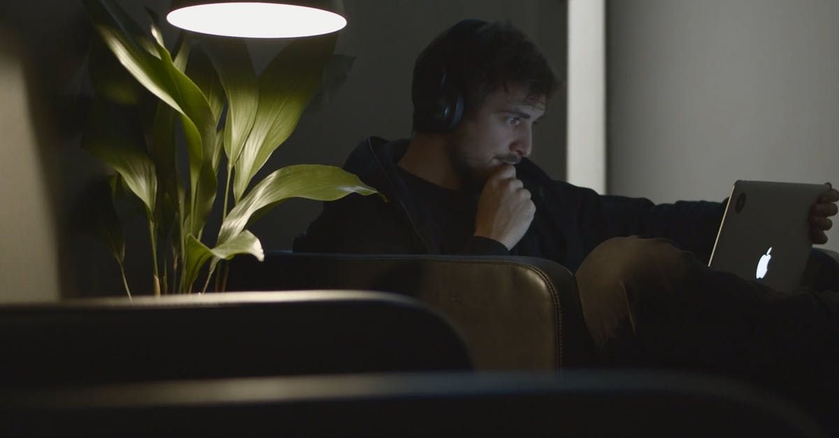 3205401|昏暗光线下男人在沙发上使用笔记本CC0视频素材插图