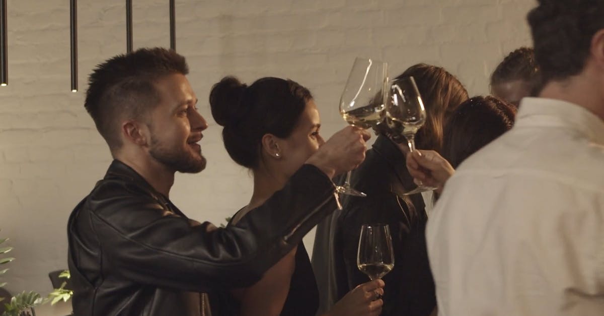 3188889|舞会男人喝酒碰杯实拍CC0视频素材插图