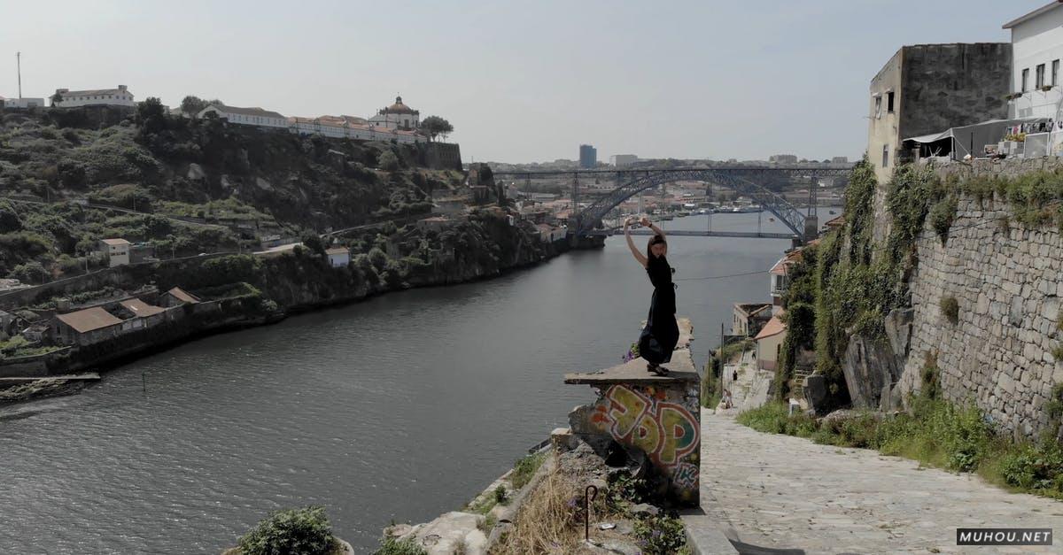 2873793|河边的女人跳舞4KCC0视频素材插图