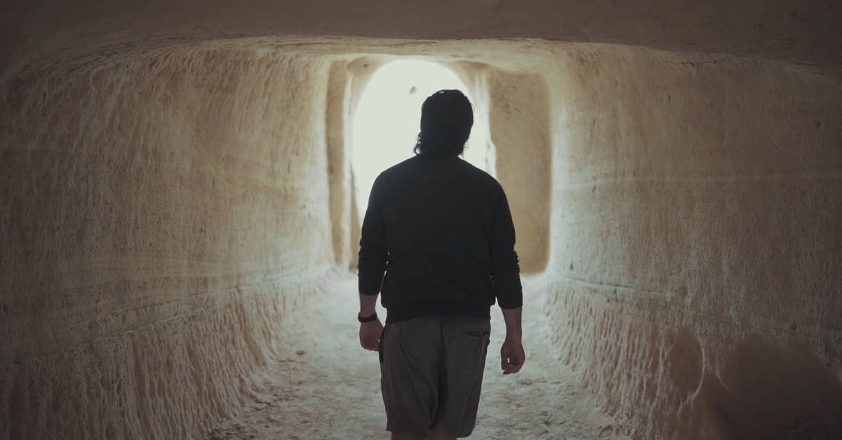 3064204|男人从洞口走向光明CC0视频素材插图