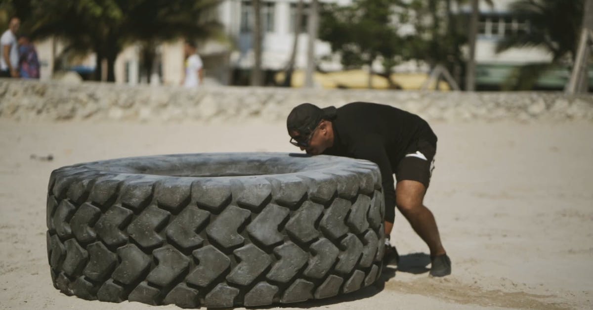 2080389|男人户外健身运动肌肉慢镜头CC0视频素材插图