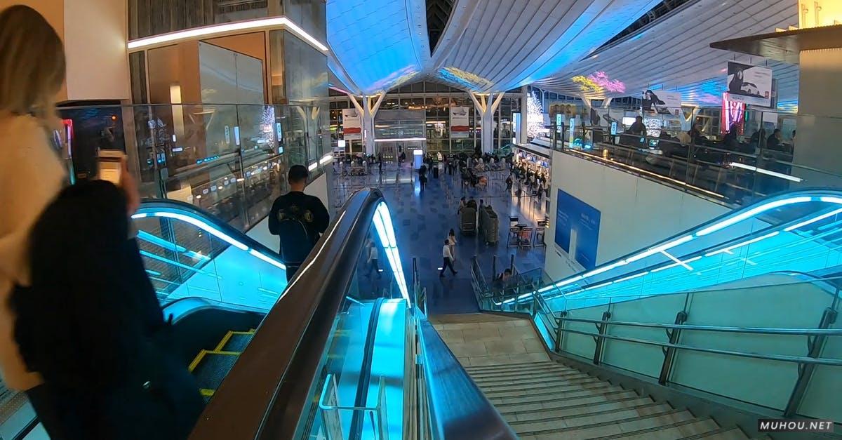 1903270|商业中心下电梯延时的CC0视频素材插图