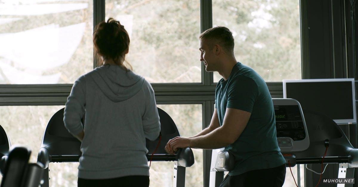 3195530|体育教练和跑步机上健身的女人4KCC0视频素材插图