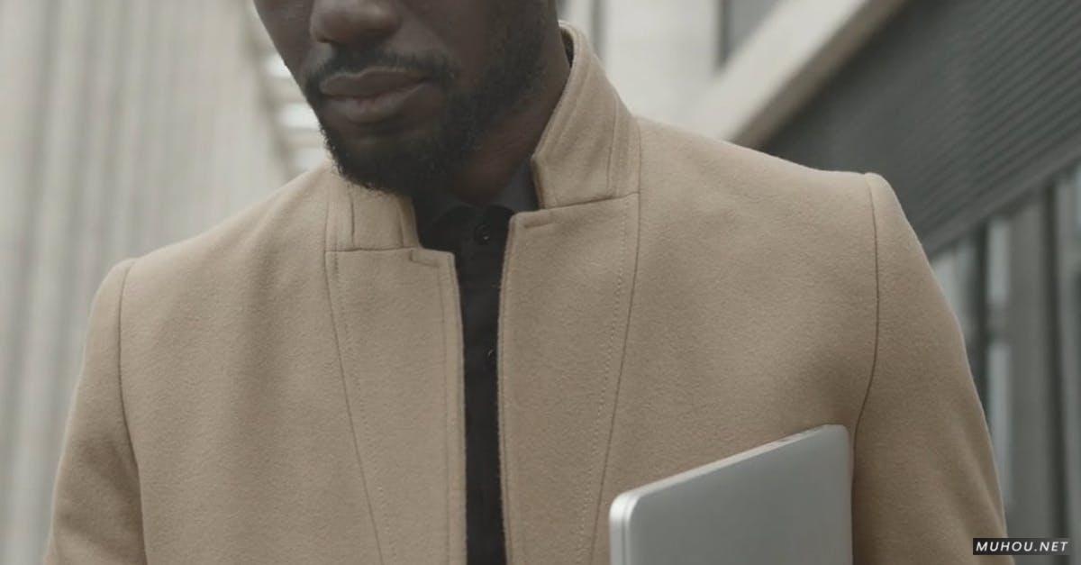 3206567|黑人男人拿手mac笔记本商务CC0视频素材（竖屏）