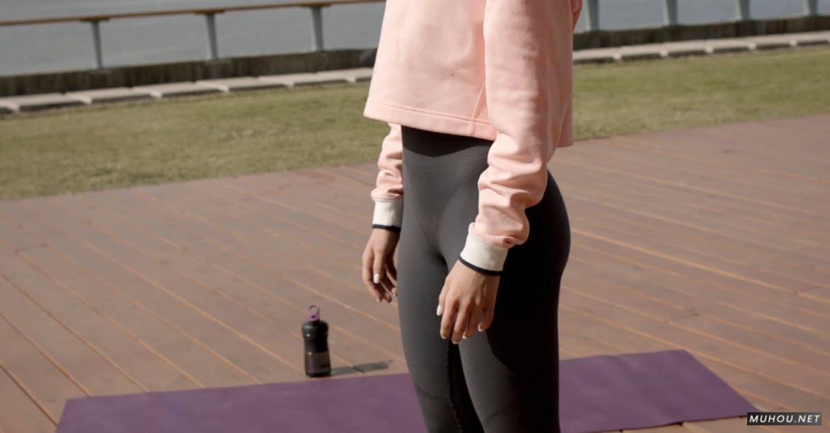 2785532|女人在户外瑜伽垫健身运动4KCC0视频素材插图