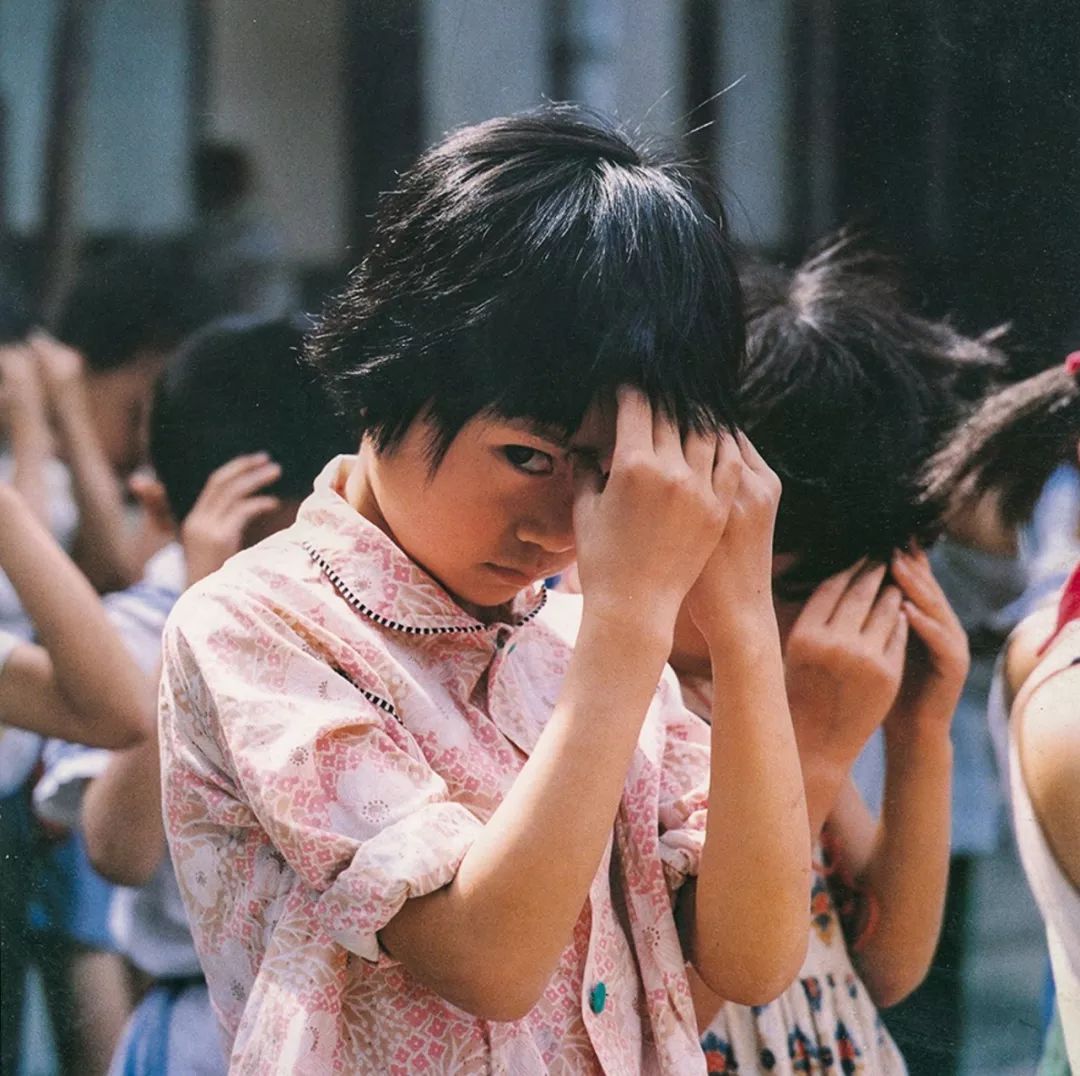《你好小朋友》摄影集的复刻版 30年前的中国儿童