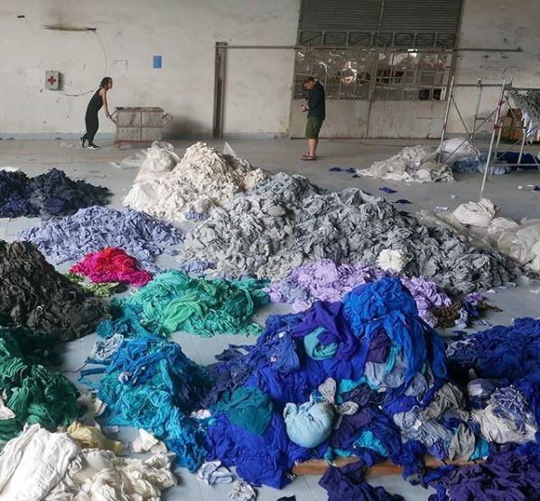 捡来17万根吸管搭成巨型海浪，他的环保创意太有冲击力！