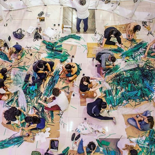 捡来17万根吸管搭成巨型海浪，他的环保创意太有冲击力！