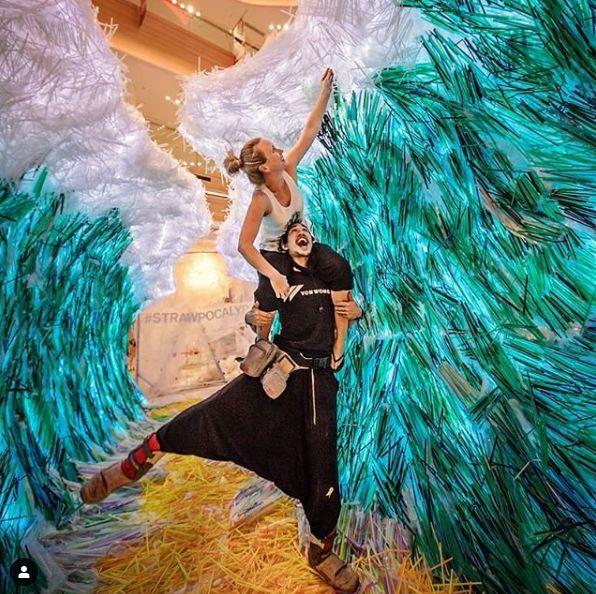 捡来17万根吸管搭成巨型海浪，他的环保创意太有冲击力！