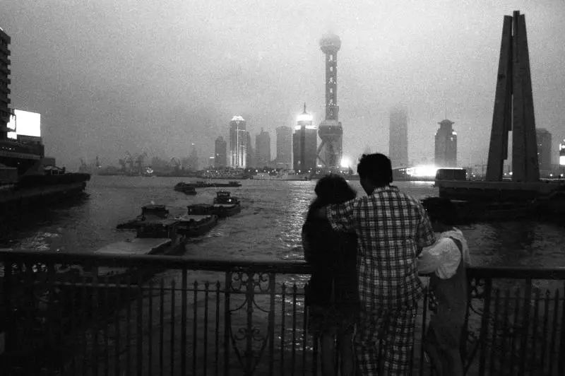 跟随他的镜头，可以穿越回上世纪90年代的上海