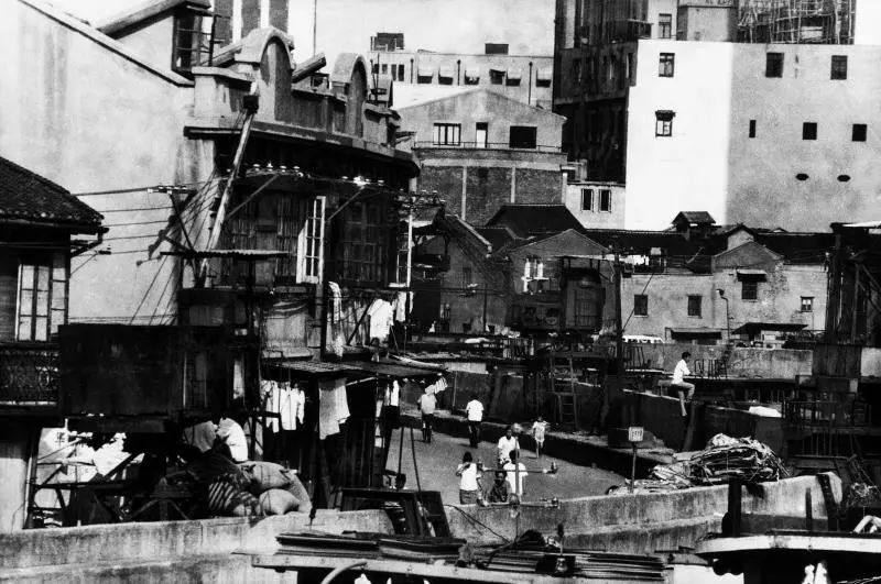 跟随他的镜头，可以穿越回上世纪90年代的上海
