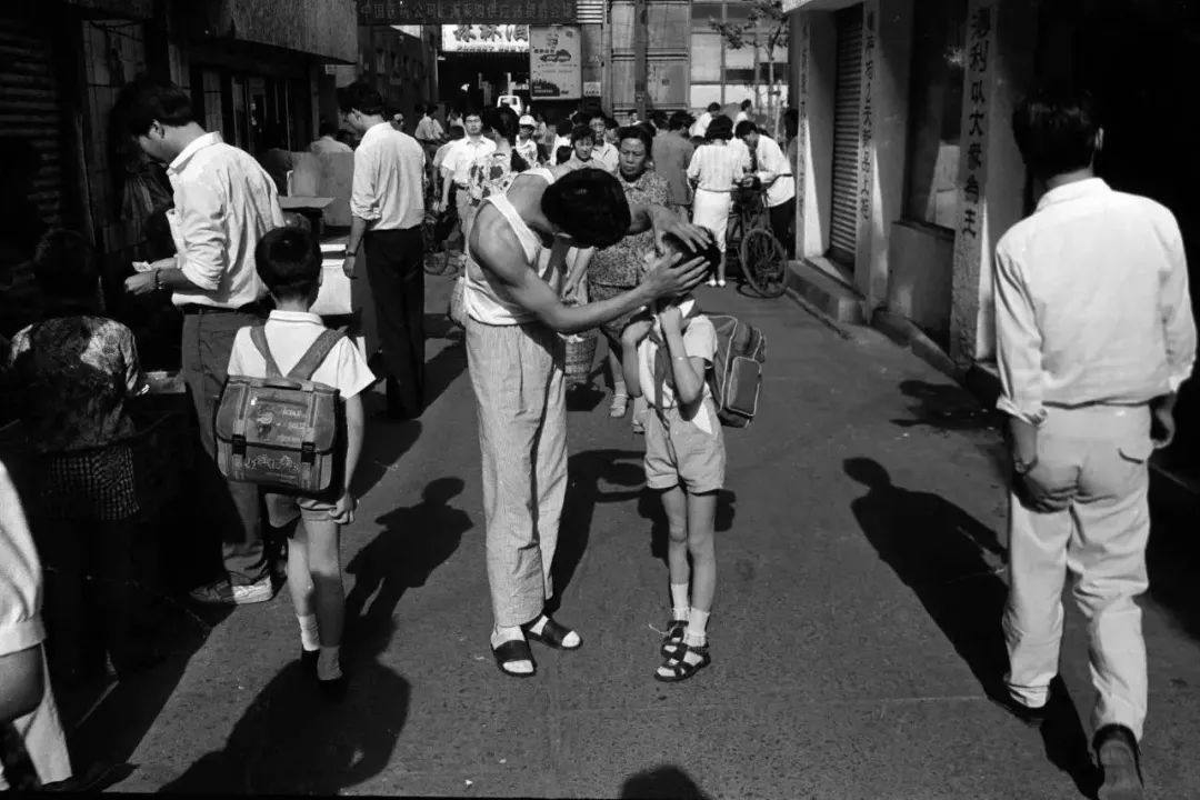 跟随他的镜头，可以穿越回上世纪90年代的上海