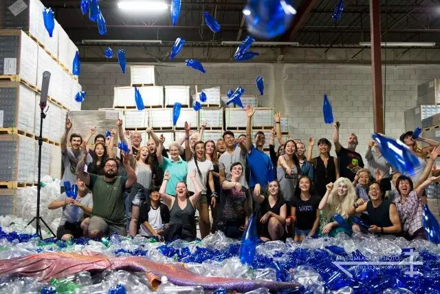 捡来17万根吸管搭成巨型海浪，他的环保创意太有冲击力！