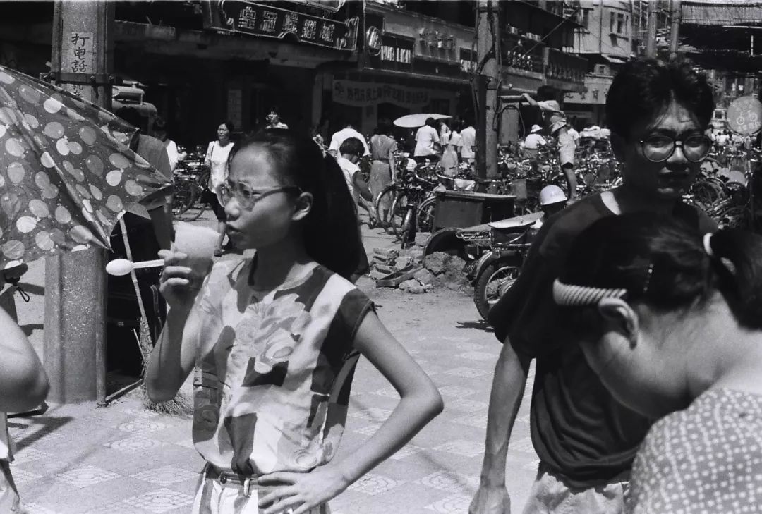 跟随他的镜头，可以穿越回上世纪90年代的上海