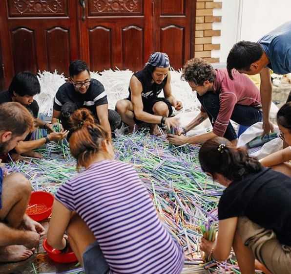 捡来17万根吸管搭成巨型海浪，他的环保创意太有冲击力！