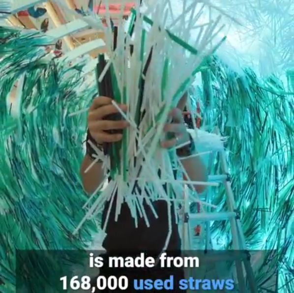 捡来17万根吸管搭成巨型海浪，他的环保创意太有冲击力！