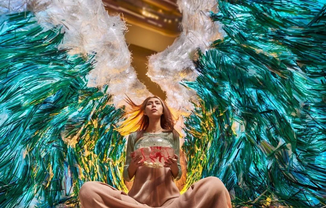 捡来17万根吸管搭成巨型海浪，他的环保创意太有冲击力！