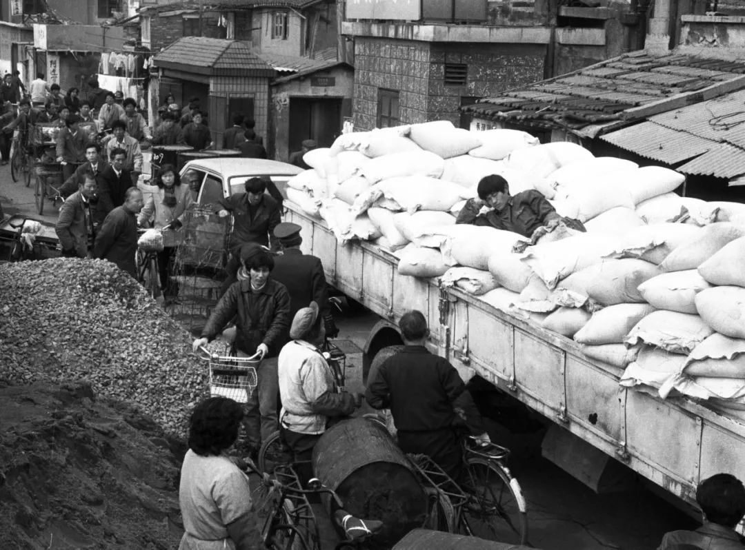 跟随他的镜头，可以穿越回上世纪90年代的上海